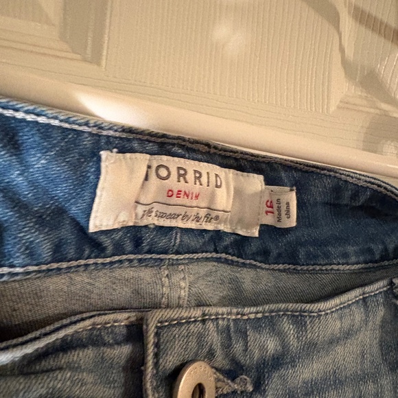 Torrid Boyfriend stretchy ripped jeans size 16 - Picture 2 of 3
